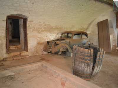 L�ultima sorpresa la masseria ce la offre il seminterrato, l� dove � presente la scocca di una Balilla degli anni 30, forse l�auto del direttore del campo d�internamento durante il periodo fascista: il podest� Donato Giangrande